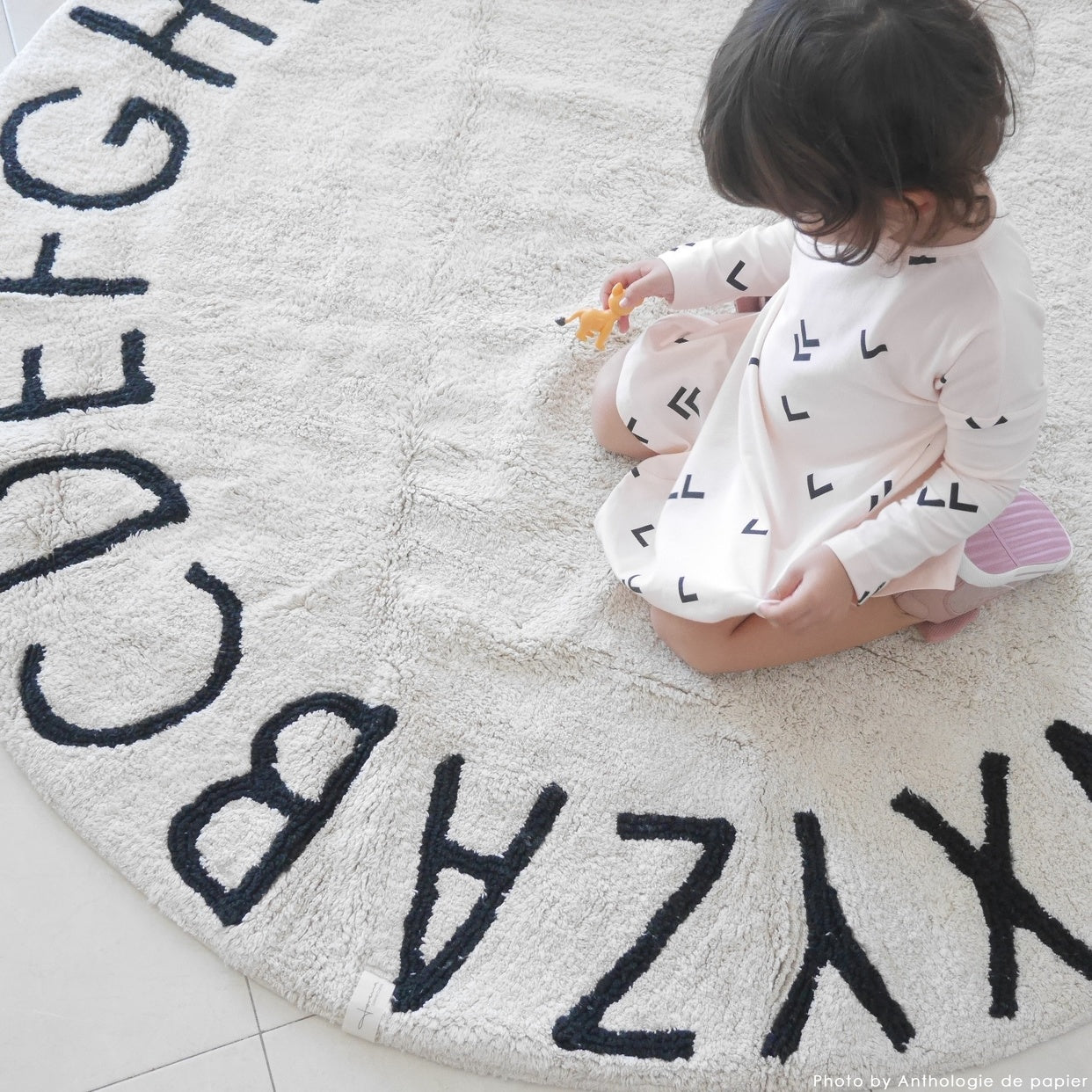 Round ABC  Washable Rug (Natural/Black)